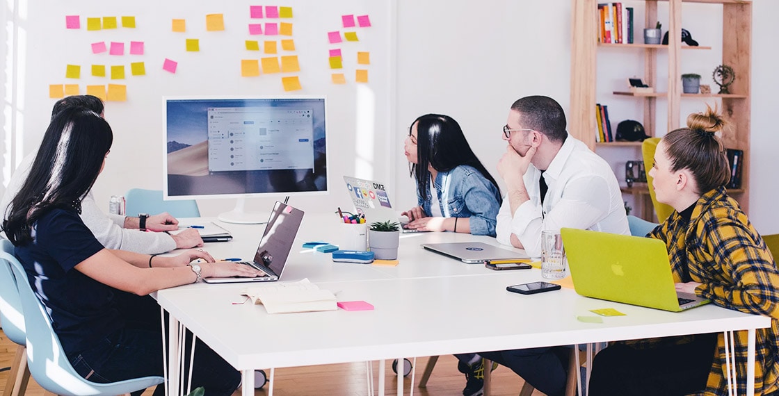 Pessoas no escritório